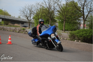 Gaetan meet bocht met blauwe moto
